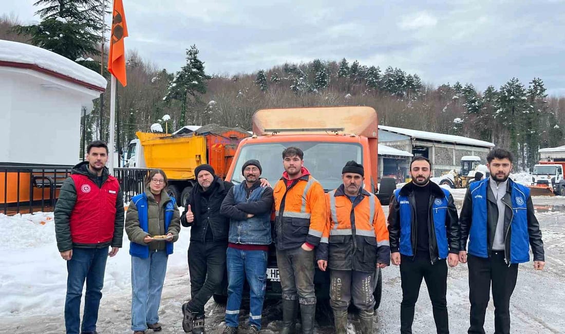 Alaplı ve Ereğli yurtlarından karayolları ekiplerine teşekkür GSB Alaplı ve Ereğli yurtlarında kalan gençler, zorlu kış şartlarında