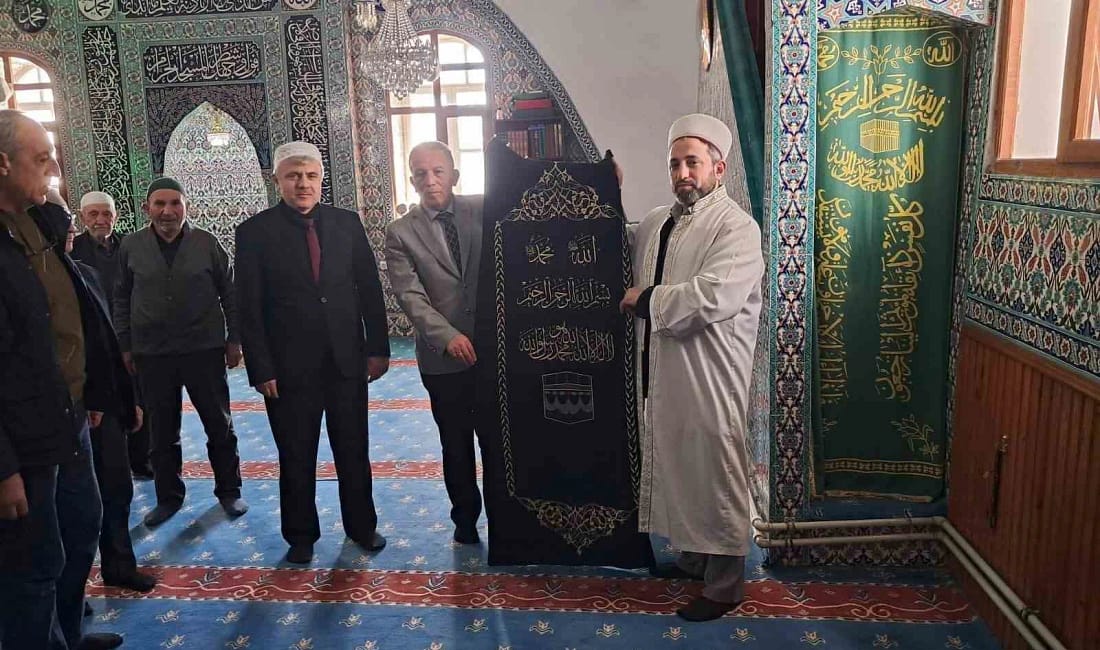 Büğdüz Mahalle Camii’nin minber örtüsü yenilendi Eskişehir Müftülüğü ile İl Milli Eğitim Müdürlüğü iş birliğinde yürütülen