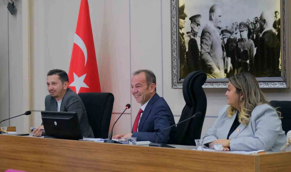 Tanju Özcan’ın umrede ettiği kar duası mecliste gündem oldu Bolu Belediye Başkanı Tanju Özcan’ın umre ziyareti sırasında Beytullah’ta Bolu