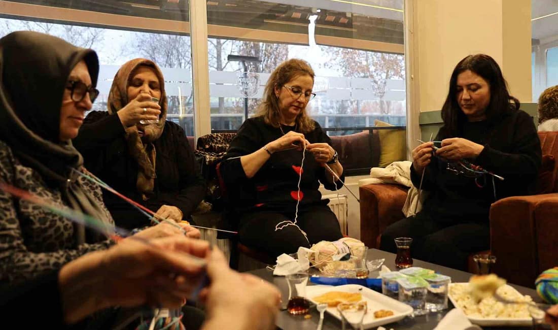 Kırşehirli kadınlardan öğrencilere karne hediyesi Kırşehir’de kadınlar, ihtiyaç sahibi ilköğretim öğrencileri için karne hediyesi olarak