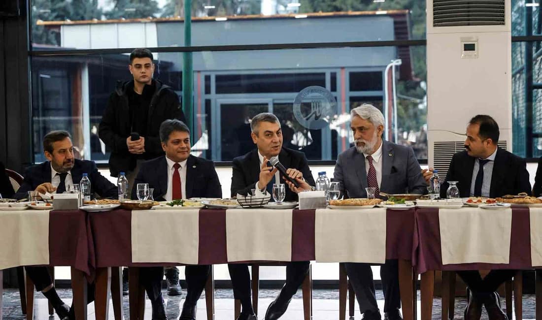 Mersin Valisi Toros gazetecilerle bir araya geldi Mersin Valisi Atilla Toros, 10 Ocak Çalışan Gazeteciler Günü buluşmasında