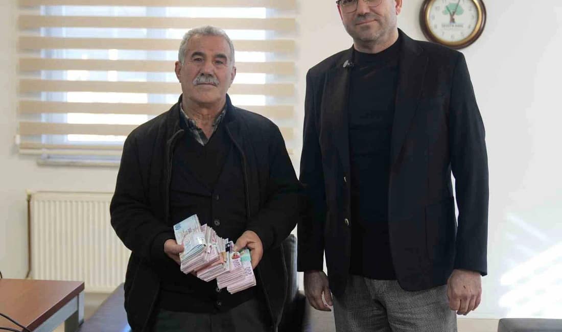 Gaziantep’te çöpe atılan 110 bin lira ekiplerce bulundu Gaziantep’in Şehitkamil ilçesinde bir esnafın yanlışlıkla çöpe attığı 110 bin