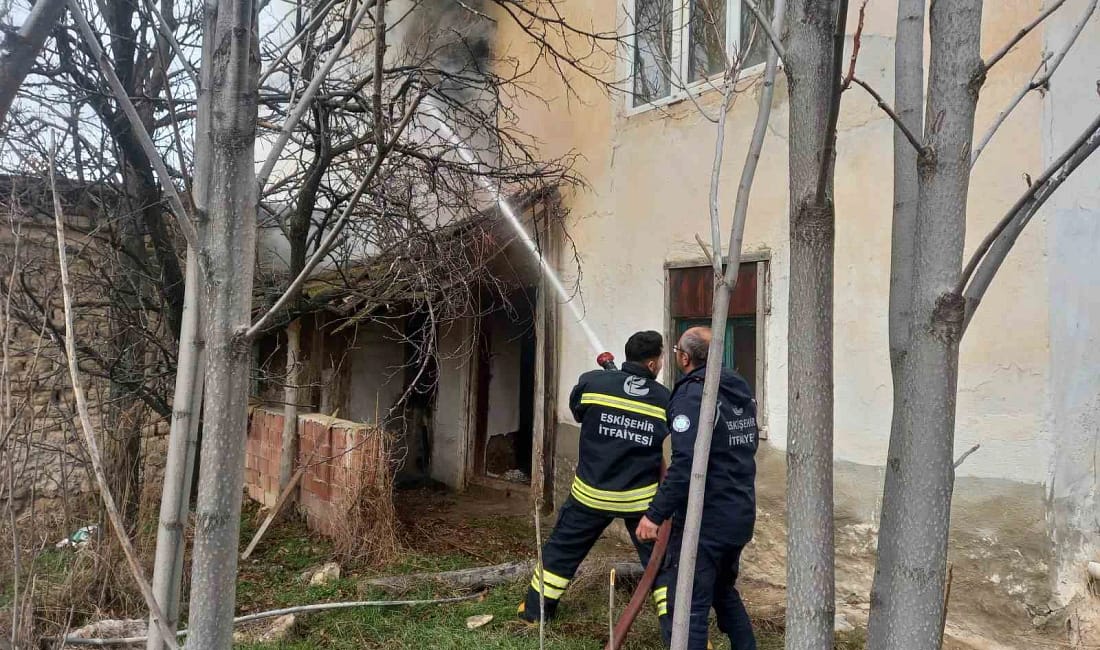 Günyüzü’nde çıkan yangında bir ev kullanılamaz hale geldi Günyüzü ilçesinin Yazır Mahallesi’nde boş olduğu öğrenilen bir evde çıkan