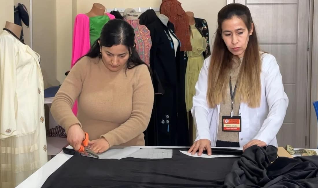 Yüksekovalı kadınlar ADEM kurslarıyla meslek sahibi oluyor Yüksekova’da Aile Destek Merkezi bünyesinde açılan kurslara katılan kadınlar hem