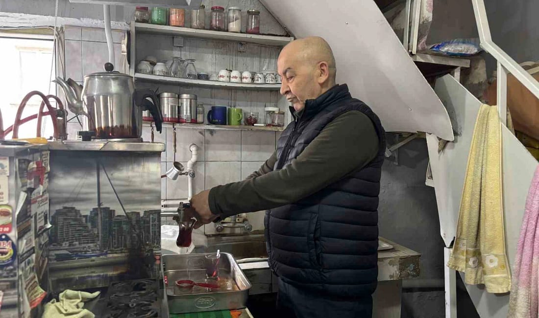 Babaeski’de bir kıraathanede çay hâlâ 5 liradan satılıyor Kırklareli’nin Babaeski ilçesinde bir kıraathane artan fiyatlara rağmen çayı 5