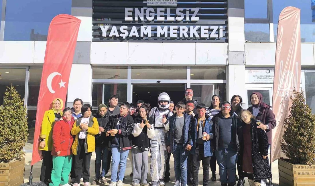Mardin’de özel gereksinimli bireylere uzay deneyimi Mardin Büyükşehir Belediyesi tarafından kurulan planetaryum çadırında özel gereksinimli bireyler,