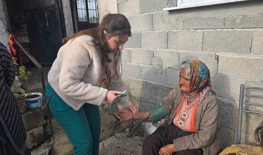 Tarsus’ta kapı kapı gönül köprüsü Tarsus Belediyesi, ev ziyaretleriyle yaşlı, engelli ve hasta vatandaşlara doğrudan