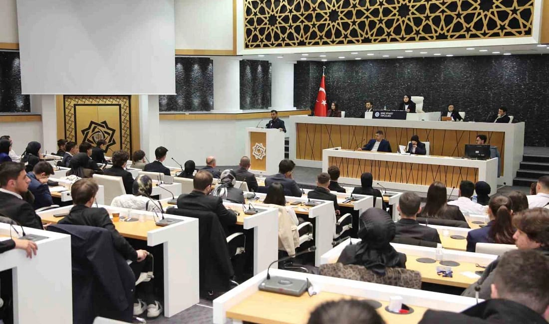 Başkan Kavuş gençlerle meclis simülasyonunda buluştu Meram Belediye Başkanı Mustafa Kavuş, Necmettin Erbakan Üniversitesi öğrencilerinin Meclis