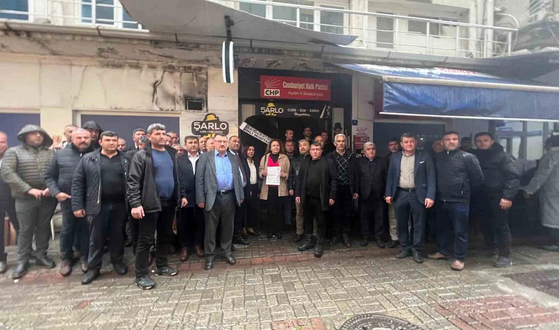Aydın’da 50 muhtardan CHP İl Başkanlığına siyah çelenk Aydın’da 50 mahalle muhtarı, büyükşehir yatırımları için kredi yetkisine verilen