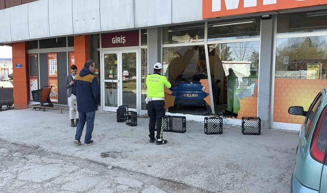 Eskişehir’de sürücünün fren yerine gaz pedalına basması sonucu kontrolden çıkan