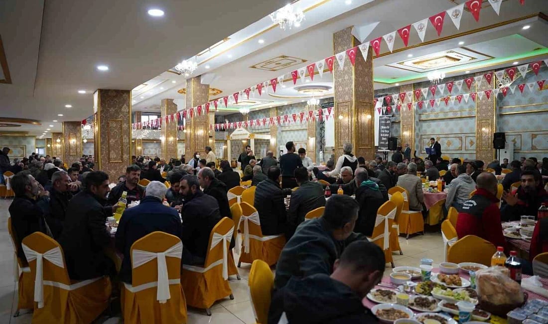 Başkan Hallaç personelle iftar sofrasında buluştu Kahta Belediye Başkanı Mehmet Can Hallaç, Ramazan ayında düzenlenen iftar