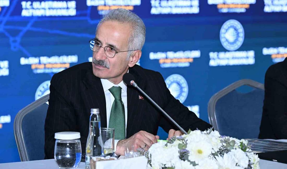 Bakan Uraloğlu: Hürmüz Boğazı’nda 800 gemi bekliyor Ulaştırma ve Altyapı Bakanı Abdulkadir Uraloğlu, Hürmüz Boğazı’nda yaklaşık 800