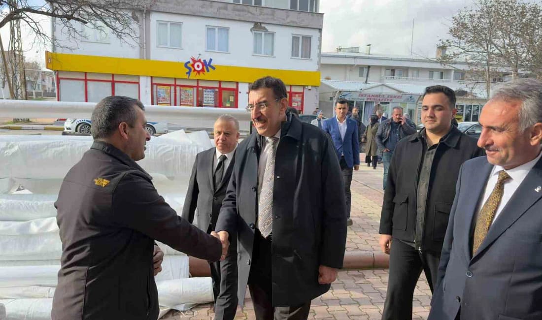 Tüfenkçi Arguvan’da esnafla buluştu AK Parti Malatya Milletvekili Bülent Tüfenkçi, Arguvan’da gerçekleştirdiği ziyaretlerde esnafın