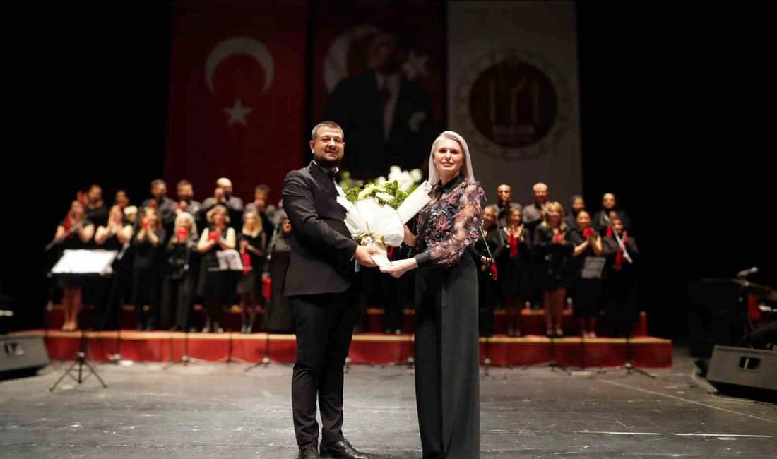 Bilecik’te türkü dolu gece yoğun ilgi gördü Bilecik Belediyesi Korosu tarafından düzenlenen “Sazdan Söze Türk Halk Müziği