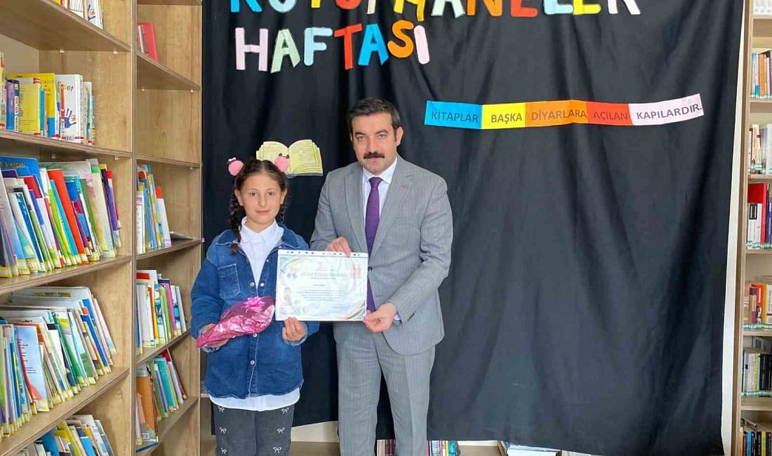 Arpaçay’da Kütüphane Haftası coşkusu Arpaçay’da düzenlenen Kütüphane Haftası etkinliğinde en çok kitap okuyan öğrenciler