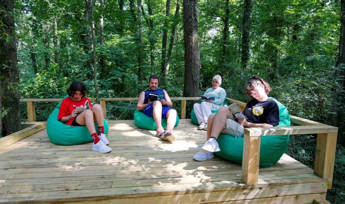 Orman Kütüphanesi doğayla okumayı buluşturdu Ormanya içindeki Orman Kütüphanesi, kuş sesleri eşliğinde kitap okuma deneyimi