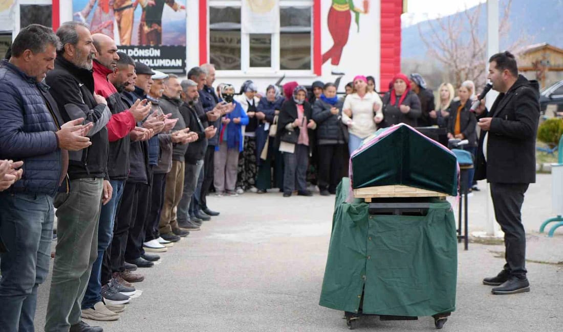 Erzincan’da Bahar Aksüt gözyaşlarıyla uğurlandı Adana’da öldürülen 24 yaşındaki Bahar Aksüt’ün cenazesi Erzincan’da toprağa verildi.