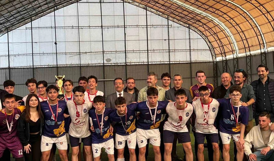 Burhaniye’de gençlik futbol finali tamamlandı TÜGVA Burhaniye’nin düzenlediği futbol turnuvası finalle sona erdi. Gençlerin centilmence
