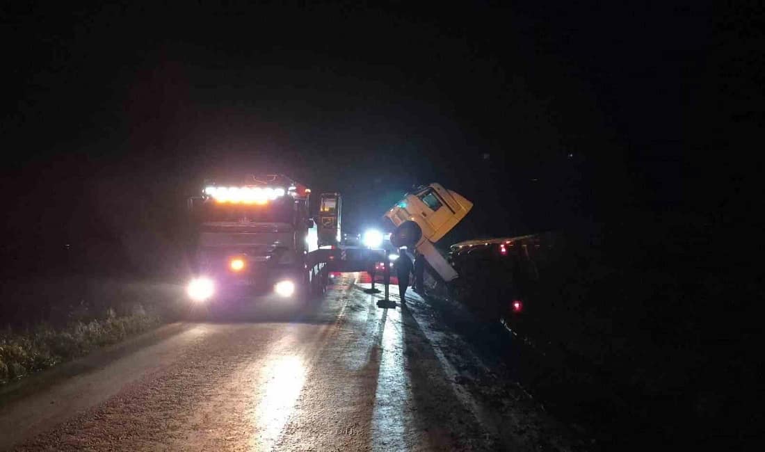 Osmaneli’de tır kazası yolu geçici olarak kapattı Bilecik Osmaneli’de kontrolden çıkan tır devrildi. Can kaybı yaşanmazken İznik–Pamukova