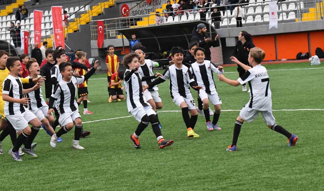 Minik kramponlar sahada 23 Nisan coşkusu yaşattı Yunusemre Belediyesi’nin düzenlediği 23 Nisan Futbol Turnuvası’nda 16 takım sahaya