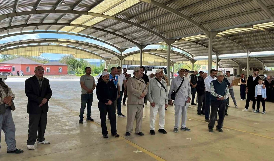 Hisarcık’ta hacı adayları dualarla uğurlandı Kütahya’nın Hisarcık ilçesinde kutsal topraklara gidecek hacı adayları için uğurlama
