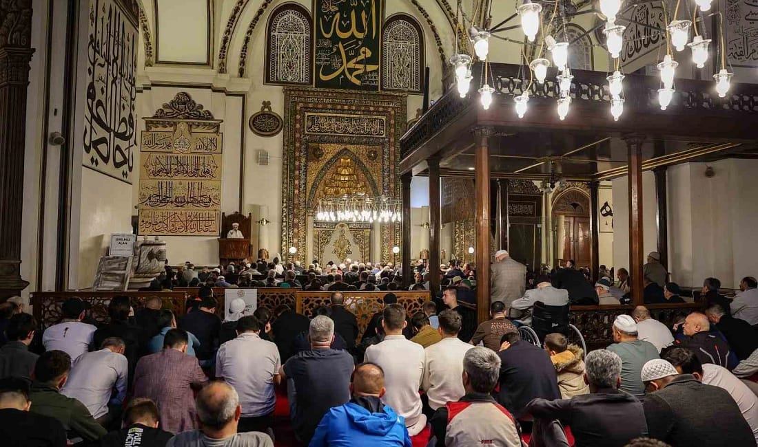Başkan Vekili Şahin Biba, bayram sabahı öğrencilerle buluştu Bursa Büyükşehir Belediyesi Başkan Vekili Şahin Biba, Kurban Bayramı’nın ilk