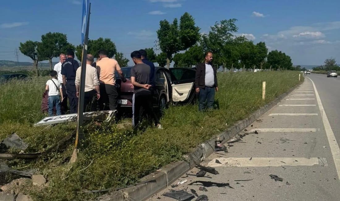 (Düzeltme) Yenişehir’de trafik kazası: 3 yaralı Bursa’nın Yenişehir ilçesinde iki otomobilin çarpışması sonucu meydana gelen kazada