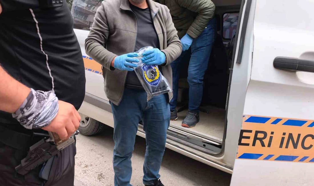 Polisten kaçtı, üzerinden ruhsatsız tabanca çıktı Bursa’nın İnegöl ilçesinde polis ekiplerinden kaçan şüphelinin üzerinden ruhsatsız tabanca