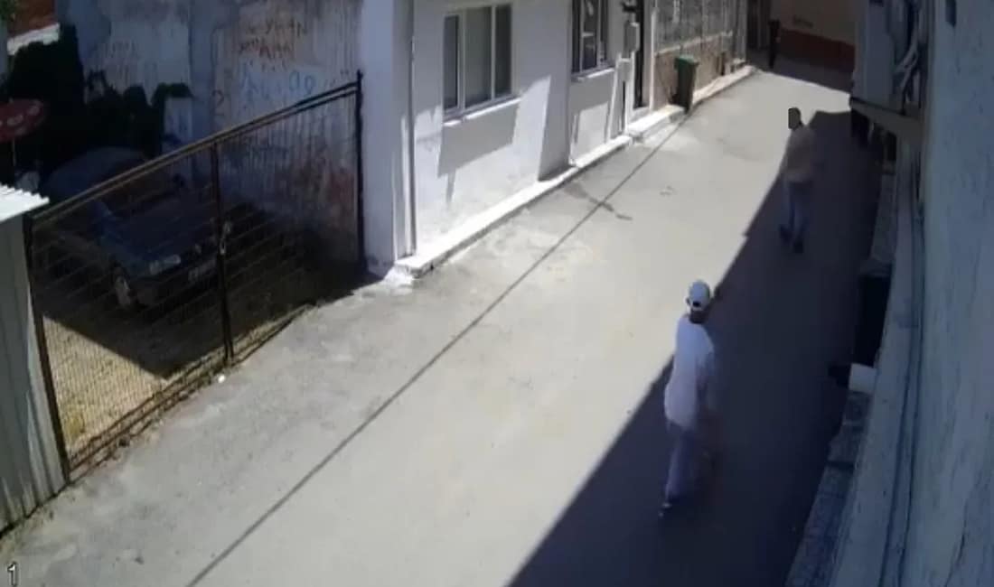 Bursa’da kurşunların havada uçuştuğu çatışma kamerada Bursa’nın Osmangazi ilçesinde aralarında husumet bulunan iki grup arasında yaşanan