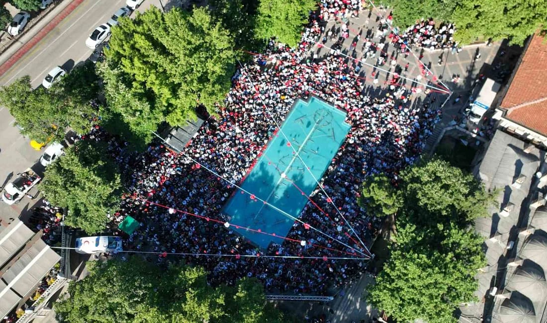 Bursa’da meydanlara kurulan dev ekranlarda Dünya Kupası heyecanı yaşandı A Milli Futbol Takımı’nın Dünya Kupası’nda Avustralya ile oynadığı maç