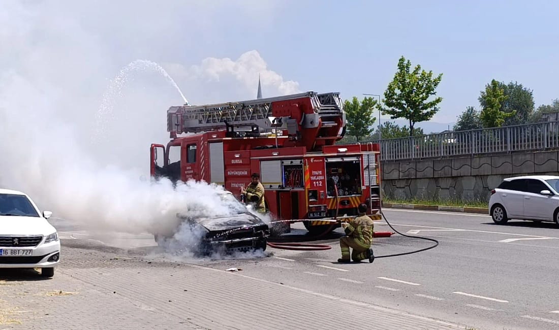 Bursa’da seyir halindeki araç alev topuna döndü sürücü son anda kurtuldu Bursa’nın İnegöl ilçesinde seyir halindeyken motor kısmından dumanlar yükselen otomobil,