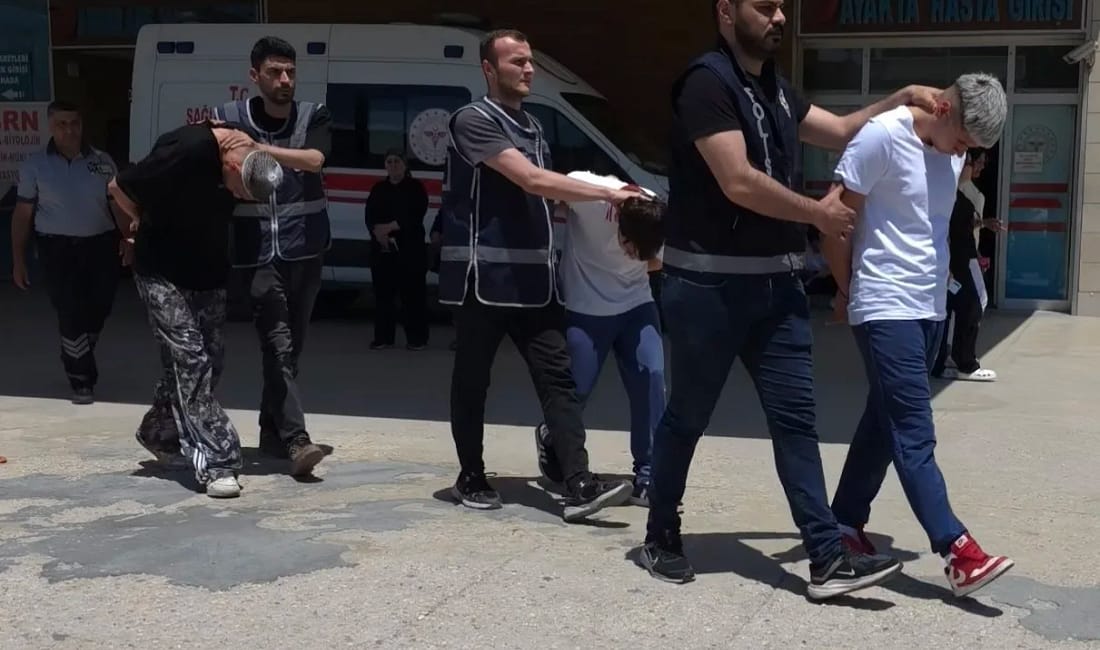 Çocuk parkında dehşeti yaşatanlar adliyeye sevk edildi Bursa’nın İnegöl ilçesinde çocuk parkında bulunan gençlere yönelik gerçekleştirilen ve