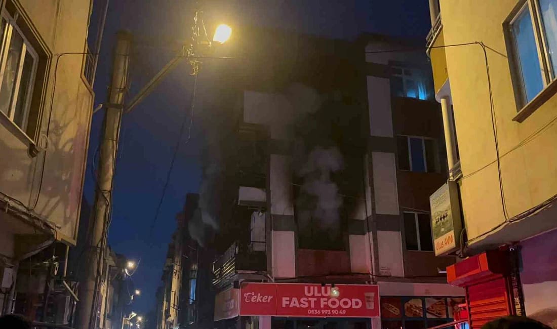 Elektrikten çıkan yangın sokağı dışarı döktü Bursa’da elektrikten çıktığı iddia edilen yangın, sokakta panik oluşturdu. Yangında