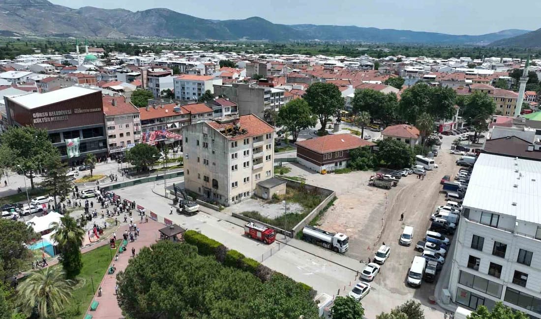 Gürsu’da 30 yıllık hayal gerçek oluyor Gürsu’nun 30 yıllık hayali gerçek oluyor. Gürsu Kent Meydanı Projesi’nin