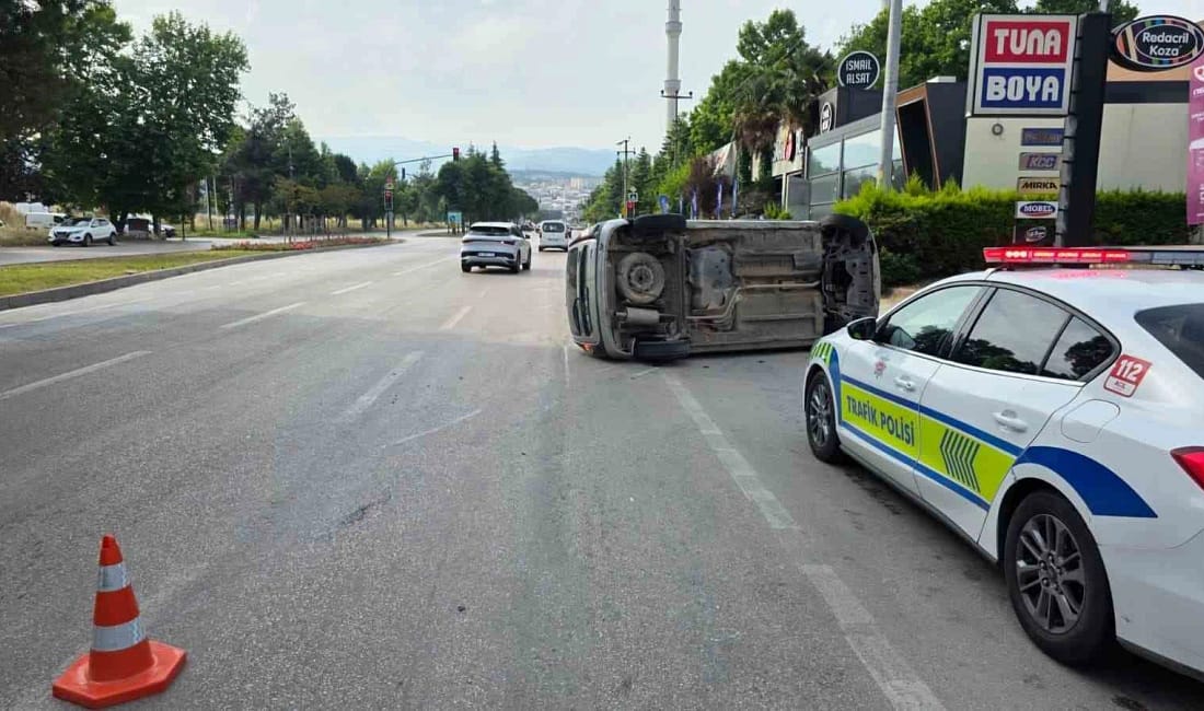 Kaldırıma çarpan araç takla attı: 2 yaralı Bursa’da sürücüsünün direksiyon hakimiyetini kaybetmesiyle kaldırıma çarpan araç takla attı.