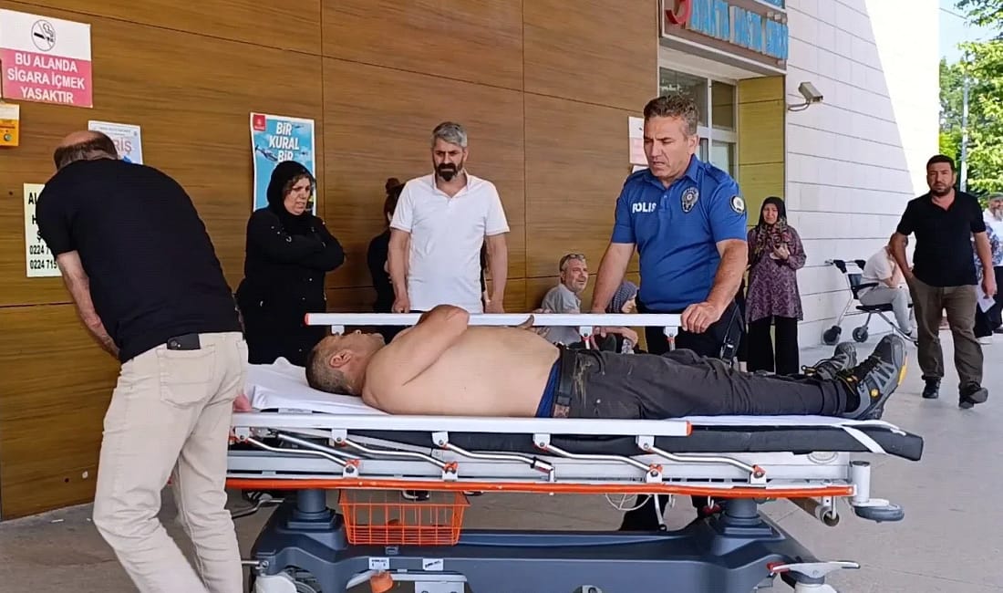 Kiraz toplamak için ağaca çıktı, düşerek ağır yaralandı Bursa’nın İnegöl ilçesinde kiraz toplamak için çıktığı ağaçtan düşen adam