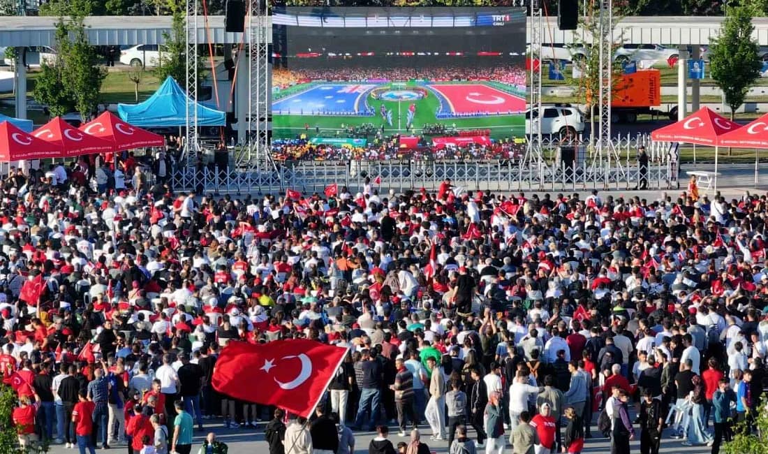 Kocaeli’de binlerce kişi milli maçı dev ekranda izledi A Milli Futbol Takımı’nın 2026 FIFA Dünya Kupası D Grubu’nda