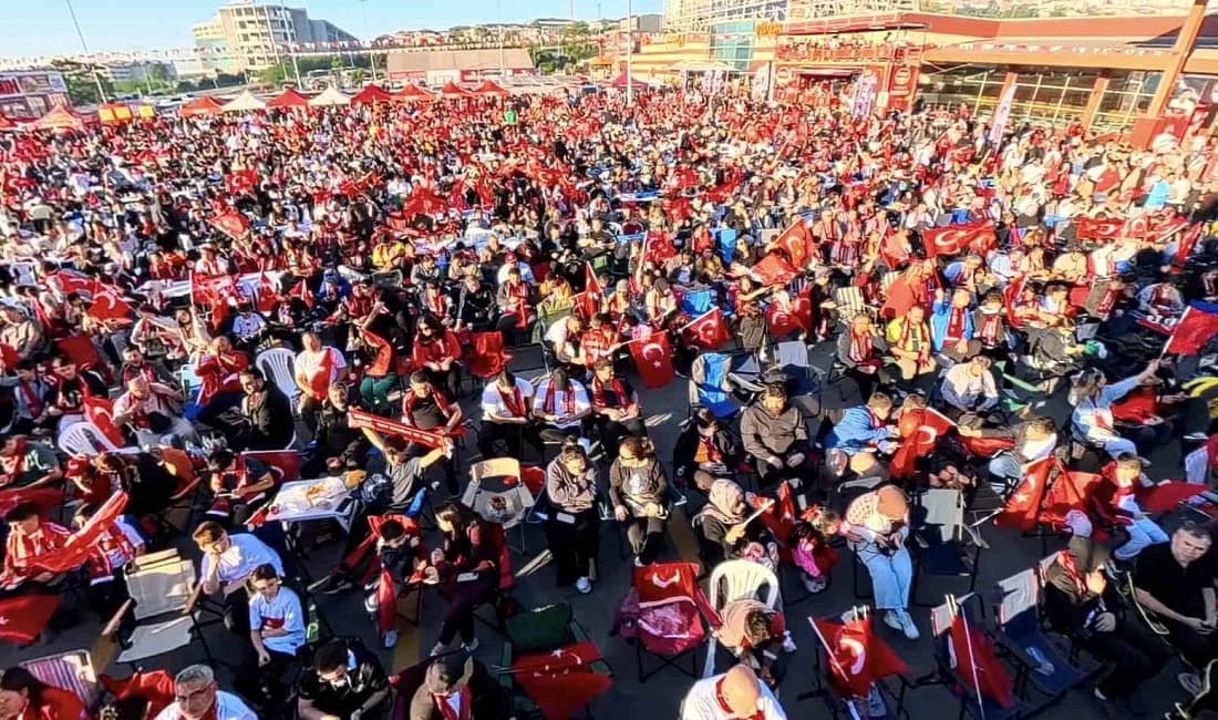 Milli heyecan uyku uyutmadı: Binlerce vatandaş sabahın ilk ışıklarında alanlara akın etti Milli takımın 24 yıl aradan sonra yeniden Dünya Kupası sahnesine