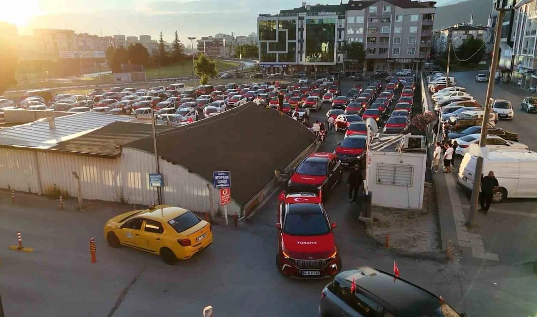 (Özel) Bursa’da A Milli Takım coşkusu sokaklara taştı, 250 araçlık konvoy kenti turladı Bursa’da A Milli Futbol Takımı’na destek olmak amacıyla sabahın erken