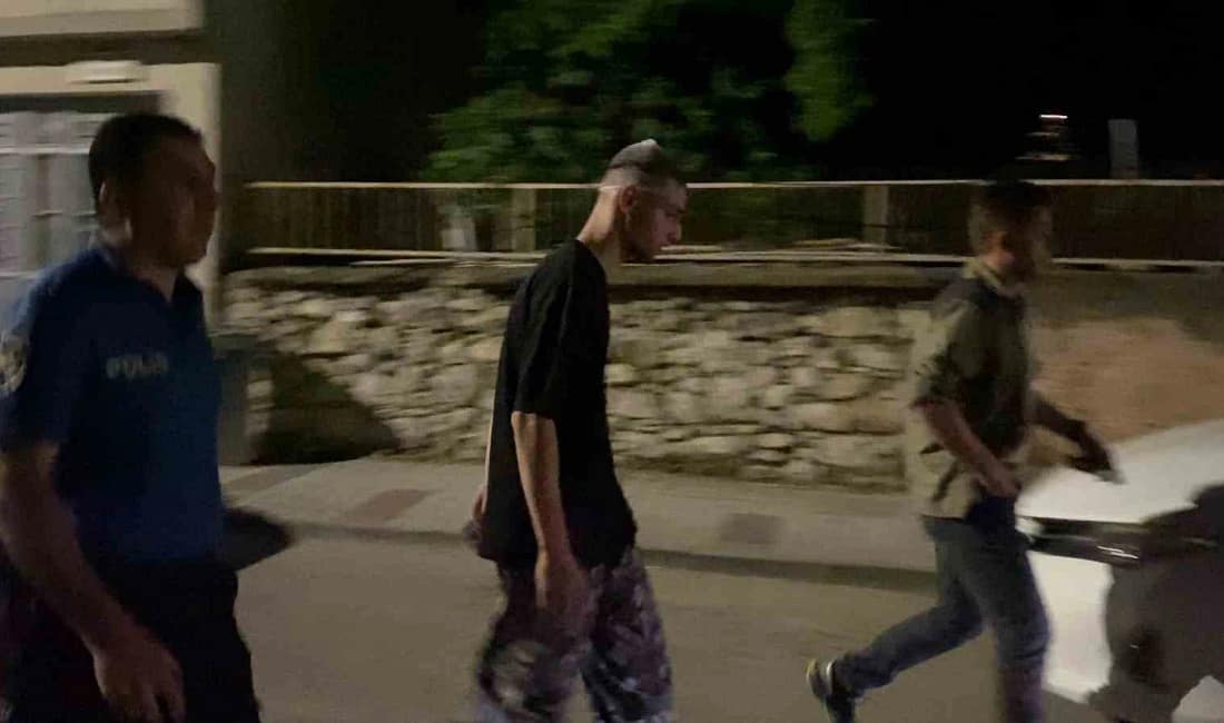 Parktaki gençlere pompalı tüfekle saldıran şahıslar yakalandı Bursa’nın İnegöl ilçesinde çocuk parkında bulunan gençlere yönelik gerçekleştirilen pompalı