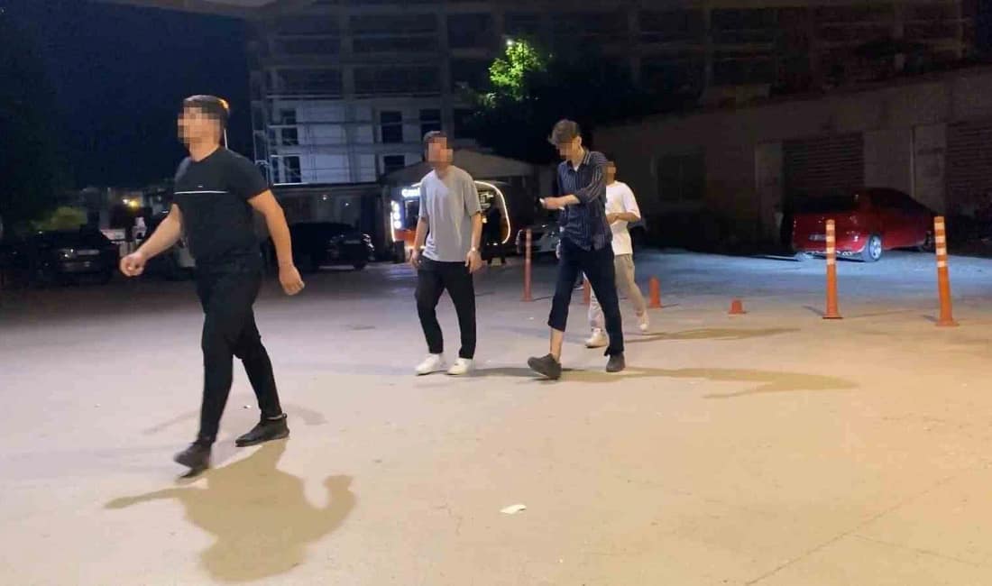 Parktaki gençlere pompalı tüfekle saldırdı: 10 yaralı Bursa’nın İnegöl ilçesinde çocuk parkında bulunan gençlere pompalı tüfekle açılan