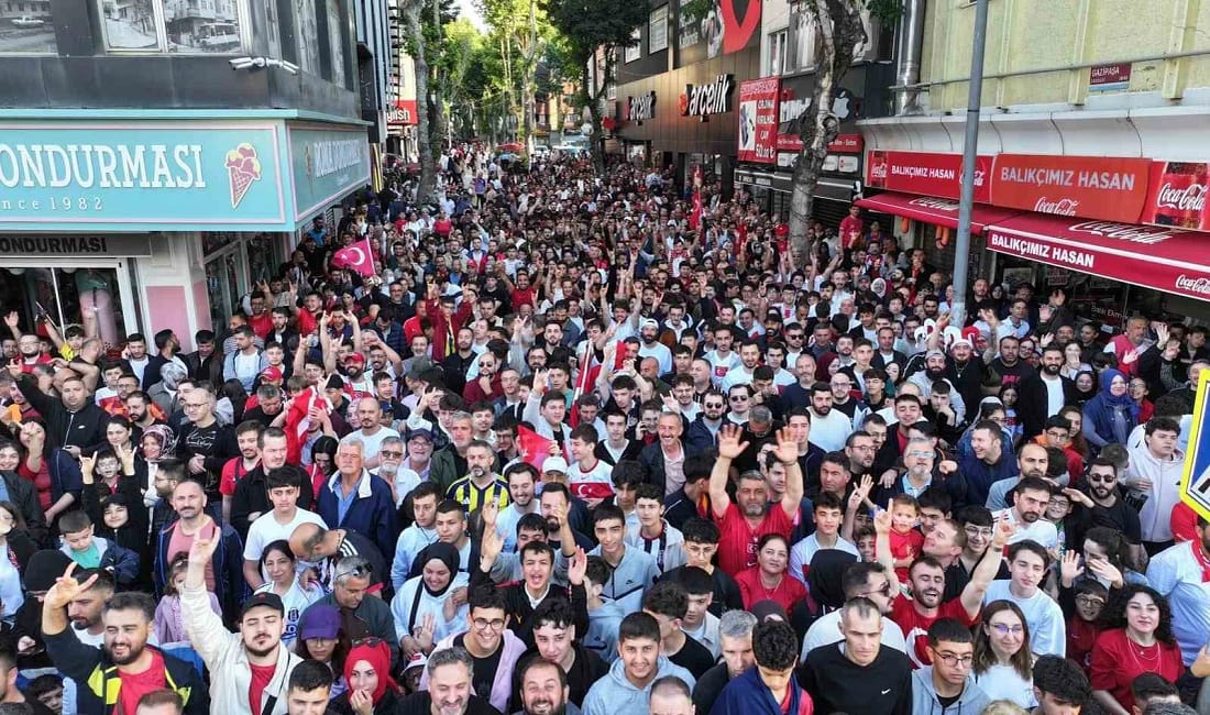 Pendik’te 20 bin kişilik milli heyecan havadan görüntülendi Pendik’te Sahil Meydanında belediye tarafından kurulan dev ekranlarda A Milli