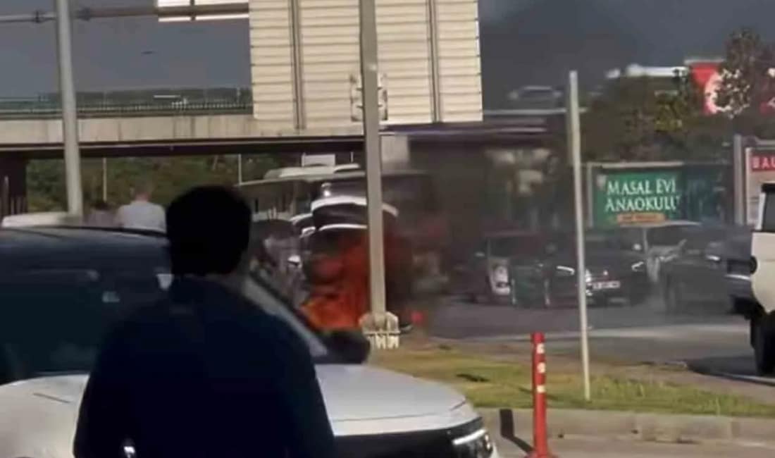 Seyir halindeki otomobil alev topuna döndü Bursa’da seyir halindeyken alev alan otomobil, kısa sürede alev topuna