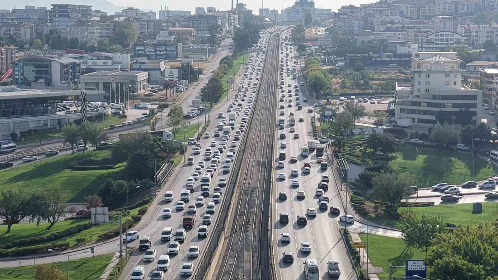 Bursa'da okulların açılmasıyla sabah trafiği adeta felç oldu. Veliler ve