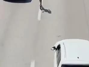 Bursa’da bir çocuk, akan trafikte canını hiçe sayarak yürüdü. Tehlikeli