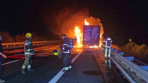 Kargo kamyonu otoyolda alev aldı Gebze-Orhangazi-İzmir otoyolunda seyreden bir kamyon, Orhangazi çıkışı yakınlarında yanmaya başladı.