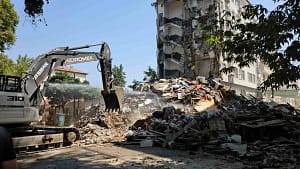 Sındırgı’da deprem sonrası hasarlı binaların yıkımına başlandı Balıkesir’in Sındırgı ilçesinde 10 Ağustos’ta meydana gelen depremin ardından ağır