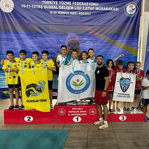 Kocaeli’deki Ulusal Gelişim Ligi’nde 37 madalya kazanan Nilüfer Belediyesporlu yüzücüler,