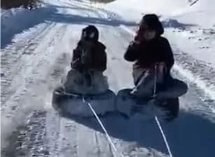 Elazığ’da otomobil lastiklerini kızak gibi kullanan çocuklar, aracın arkasına bağlanan