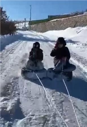 Elazığ’da lastiği kızak yapıp araçla çektiler Elazığ’da otomobil lastiklerini kızak gibi kullanan çocuklar, aracın arkasına bağlanan